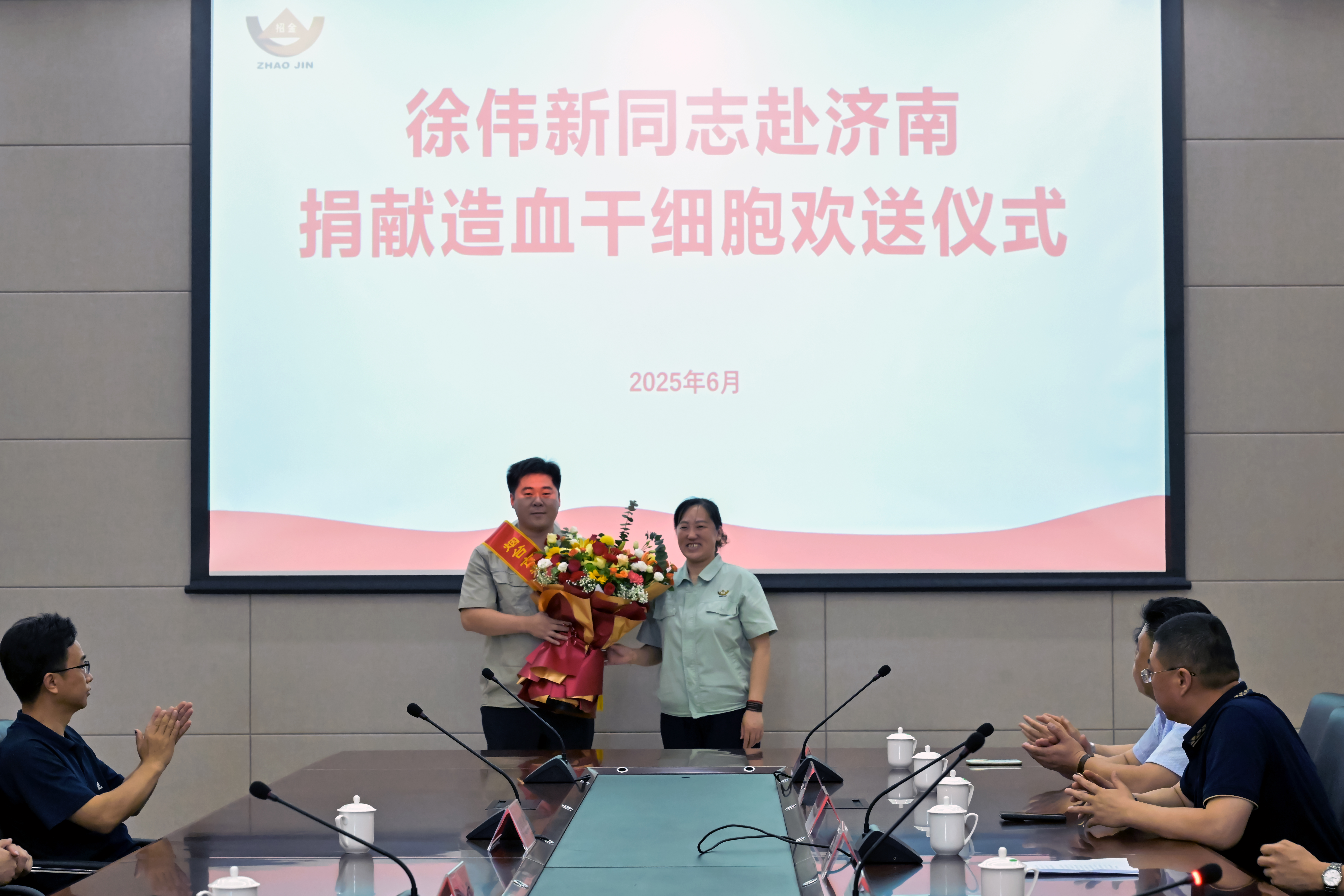 徐伟新赴赤峰捐献造血干细胞欢送典礼献花.jpg